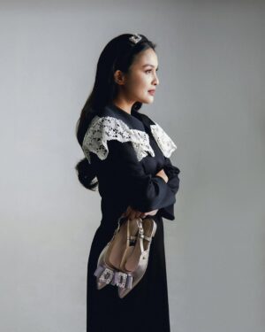 Sandra Dewi Instagram - Kalian tau ga, kalau dulu aku merantau sendiri ke Jakarta, dan harus jauh dari keluarga ku. Kerja sana sini supaya bisa kuliah. Di tolak casting? Sering... Nyerah? Oh, tentu tidak! Pokoknya harus mental baja, dan buat keluarga bangga! 

Sampai akhirnya ketemu Pak HM & punya anak-anak, bener-bener perjalan panjang yang penuh lika-liku, percayalah dibalik itu ada usaha dan doa orang tua yang kenceng banget gak berhenti!

Moment akhir taun buat aku itu sangat amat special, karena bisa sering kumpul dengan keluarga besarku. Apalah aku tanpa mereka, orang tua, kakak adik, suami, anak, mereka itu bener-bener kado terindah! Taun ini, perayaan ku sedikit lebih special, karena aku mau launch koleksi kolaborasi  dengan @pvra.offical - ini kado untuk aku dan kalian! Di campaign #FamilyFirst yang mau kita angkat, aku bakal cerita tentang perjalanan seru ku dari dulu sampai sekarang! Catet ya, akan launching 11.11 jam 09.00 pagi hanya di @tokopedia!