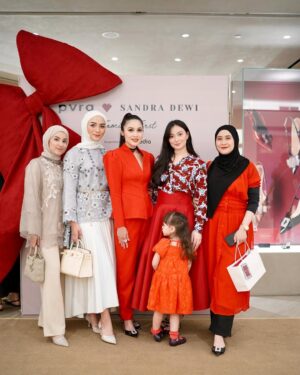 Sandra Dewi Instagram - @pvra.official x @sandradewi88 vol 2 with my sayang sayang 🎄✨❄️🎁🎅🏼 
Thank you for the ❤️ girls💋