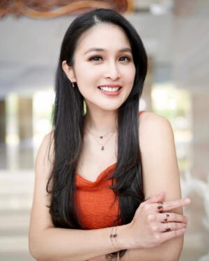 Sandra Dewi Instagram - Summer Christmas? 🎄❄️🎁🎅🏼
Earrings, ring & bracelet by @sandradewigold_id 
Bag by @chromatiq.indonesia x @ivisantoso 
Dress by @maven_id 
Heels by @savashoes.id