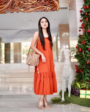 Sandra Dewi Instagram - Summer Christmas? 🎄❄️🎁🎅🏼
Earrings, ring & bracelet by @sandradewigold_id 
Bag by @chromatiq.indonesia x @ivisantoso 
Dress by @maven_id 
Heels by @savashoes.id