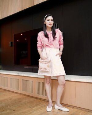 Sandra Dewi Instagram - 💖
Bag from @belleandkate.h @belleandkate.curated @belleandkate.sg 
Earrings, bracelets & rings by @sandradewigold_id Love Melts 
Outfit by @impromptu.id