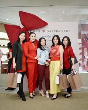 Sandra Dewi Instagram - @pvra.official x @sandradewi88 vol 2 with my sayang sayang 🎄✨❄️🎁🎅🏼 
Thank you for the ❤️ girls💋