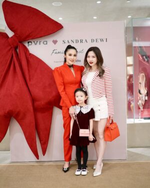 Sandra Dewi Instagram - @pvra.official x @sandradewi88 vol 2 with my sayang sayang 🎄✨❄️🎁🎅🏼 
Thank you for the ❤️ girls💋
