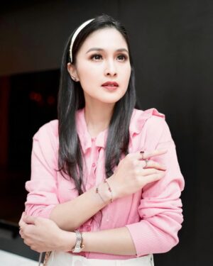 Sandra Dewi Instagram - 💖
Bag from @belleandkate.h @belleandkate.curated @belleandkate.sg 
Earrings, bracelets & rings by @sandradewigold_id Love Melts 
Outfit by @impromptu.id