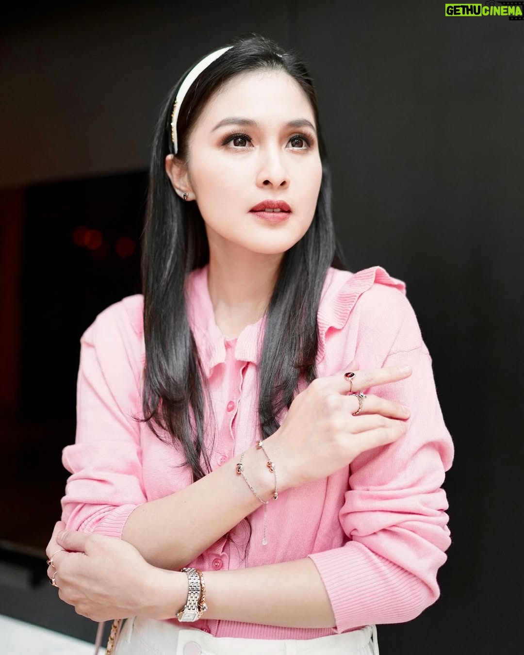 Sandra Dewi - 9.6K Likes - 💖
Bag from @belleandkate.h @belleandkate.curated @belleandkate.sg 
Earrings, bracelets & rings by @sandradewigold_id Love Melts 
Outfit by @impromptu.id
