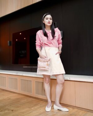 Sandra Dewi Instagram - 💖
Bag from @belleandkate.h @belleandkate.curated @belleandkate.sg 
Earrings, bracelets & rings by @sandradewigold_id Love Melts 
Outfit by @impromptu.id