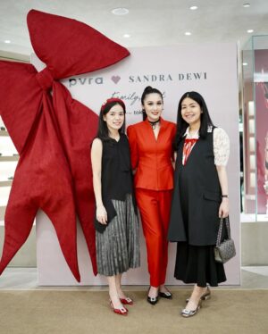Sandra Dewi Instagram - @pvra.official x @sandradewi88 vol 2 with my sayang sayang 🎄✨❄️🎁🎅🏼 
Thank you for the ❤️ girls💋