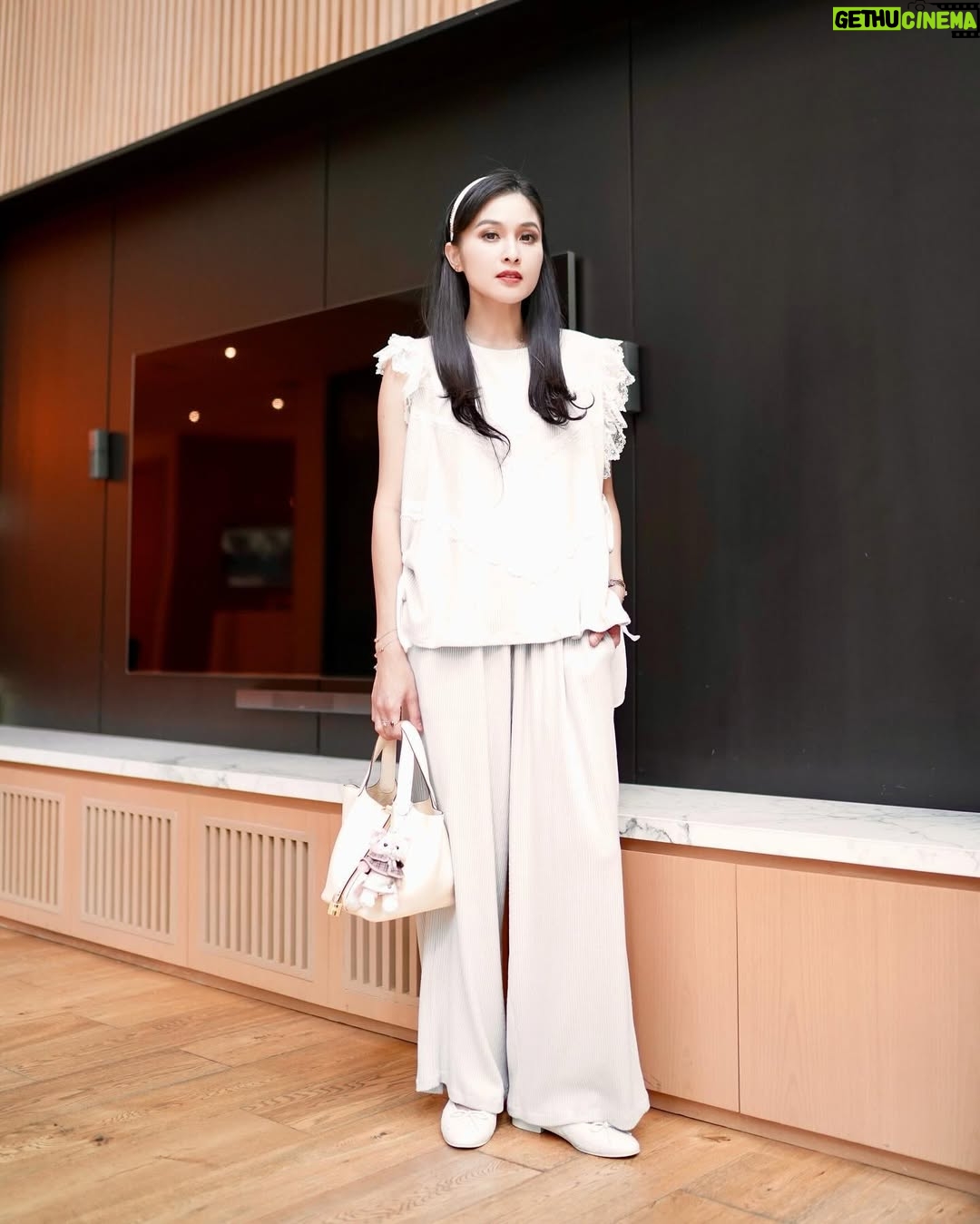 Sandra Dewi - 17.1K Likes - 🐩
Bag from @snowcelinelux @snowcelineluxready 
Earrings, bracelets, & ring by @sandradewigold_id Love Melts
Outfit by @array.id_