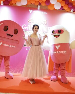 Sandra Dewi Instagram - For @vivaapotekofficial 
Earrings & necklace bu @tresorluxuries 
Dress by @cynthiatan__