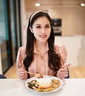 Sandra Dewi Instagram - Ini dia nih yang dari kemarin bikin aku penasaran. Baru dari BOLDe! Smart Less Sugar Digital Rice Cooker 🍚

Raih hidup lebih sehat dan praktis dengan Smart Less Sugar Digital Rice Cooker, masak apapun bisa! Dilengkapi dengan:
• 12 Mode Digital LED Display
• ⁠Transparant Visible Display
• ⁠dan dapat mengurangi kadar gula hingga 70%

Sandra Dewi pun menemukan solusi praktis untuk hidup sehat tanpa repot! 💡

#BOLDe #BOLDeIndonesia #SmartLessSugar #DigitalRiceCooker