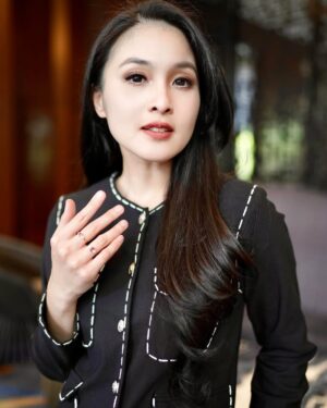Sandra Dewi Instagram - 🐦‍⬛
Bag from @belleandkate.h @belleandkate.curated @belleandkate.sg 
Necklace & rings by @sandradewigold_id 
Outfit by @claire.ateliers
