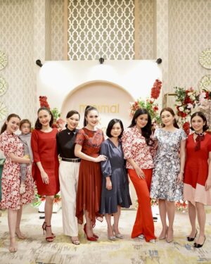 Sandra Dewi Instagram - My support system for @minimal_stores x @sandradewi88 
Love you girls
