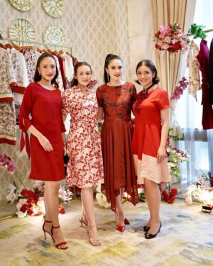 Sandra Dewi Instagram - My support system for @minimal_stores x @sandradewi88 
Love you girls