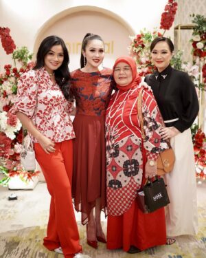 Sandra Dewi Instagram - My support system for @minimal_stores x @sandradewi88 
Love you girls