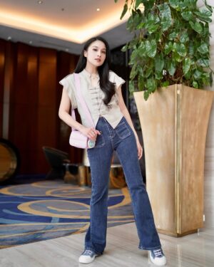 Sandra Dewi Instagram - My cute lilac from @beyondthevines 
Gold by @sandradewigold_id Blue Topaz
Jeans by @nikijeans 
Sandal by @its.byeol.official