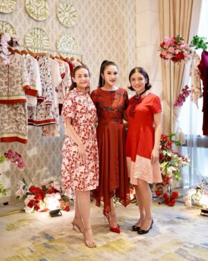 Sandra Dewi Instagram - My support system for @minimal_stores x @sandradewi88 
Love you girls