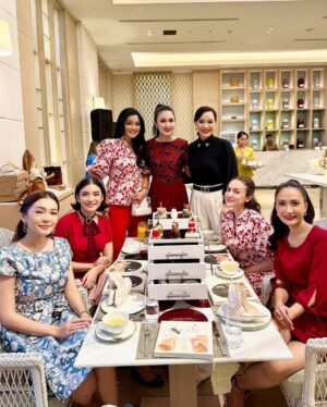 Sandra Dewi Instagram - My support system for @minimal_stores x @sandradewi88 
Love you girls