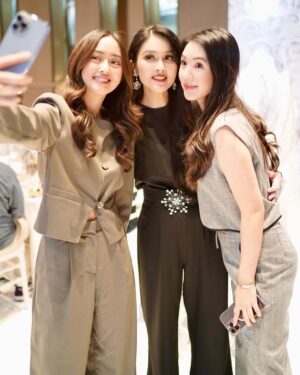 Sandra Dewi Instagram - Yg selalu support, dl main sama @dennishadii & @alexdanielhadi .. skrg sama istri & calon istrinya.. 
cici bangga kalian ga salah pilih pasangan 🤣