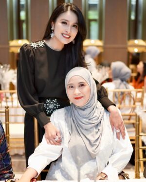 Sandra Dewi Instagram - My support system for @zentableware x @sandradewi88 
Thank you for loving me 🩷
#zenxsandradewi