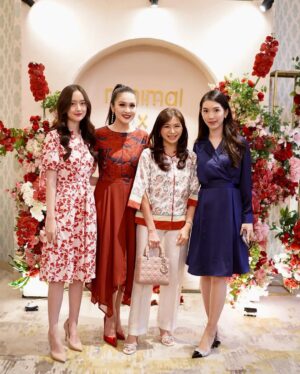 Sandra Dewi Instagram - 3 wanita hebat yg selalu support aku, selalu sempetin ke acaraku… teman rasa keluarga..thank you for the support Hadi’s family 🩷
