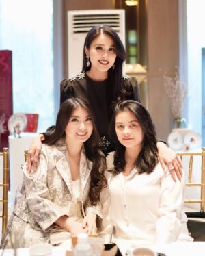 Sandra Dewi Instagram - My support system for @zentableware x @sandradewi88 
Thank you for loving me 🩷
#zenxsandradewi