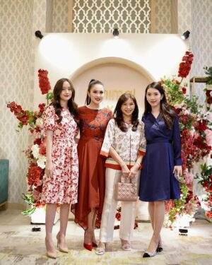 Sandra Dewi Instagram - 3 wanita hebat yg selalu support aku, selalu sempetin ke acaraku… teman rasa keluarga..thank you for the support Hadi’s family 🩷