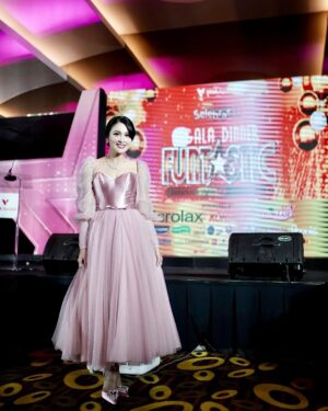 Sandra Dewi Instagram - For @vivaapotekofficial 
Earrings & necklace bu @tresorluxuries 
Dress by @cynthiatan__