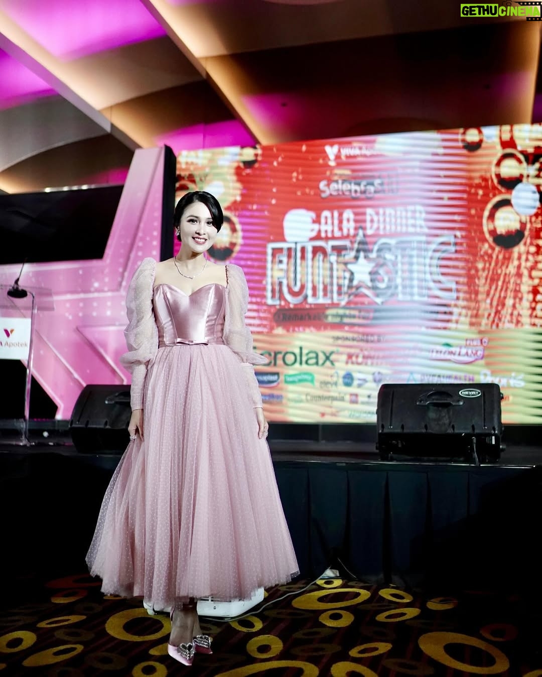 Sandra Dewi - 10.1K Likes - For @vivaapotekofficial 
Earrings & necklace bu @tresorluxuries 
Dress by @cynthiatan__