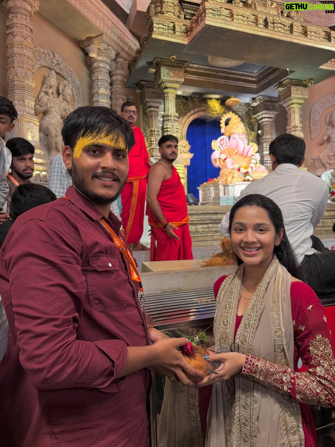 Sanika Bhoite - 210.7K Likes - Ganesh Utsav 2025 🤍🌺
.
#sanika_17 #lalbaughcharaja #chintamani #ganeshgallicharaja #mumbaicharaja #dagdushethganpati #mumbai #pune #punekar #punecity #mumbaikar #ganapatibappamorya #bappa #sanikabhoite #instagood #instagram