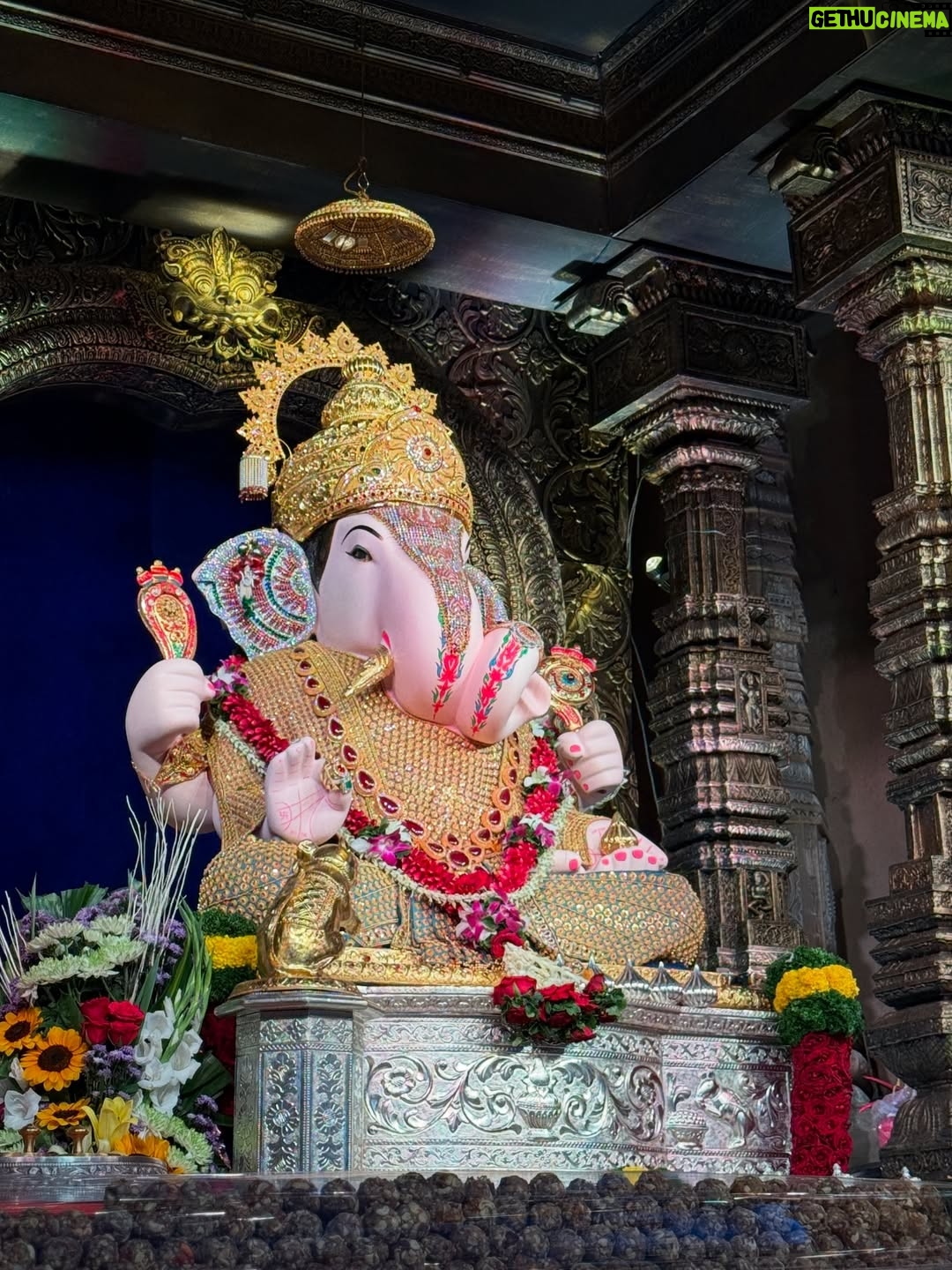 Sanika Bhoite - 210.7K Likes - Ganesh Utsav 2025 🤍🌺
.
#sanika_17 #lalbaughcharaja #chintamani #ganeshgallicharaja #mumbaicharaja #dagdushethganpati #mumbai #pune #punekar #punecity #mumbaikar #ganapatibappamorya #bappa #sanikabhoite #instagood #instagram