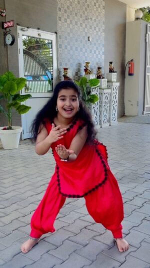 Saniya Ahmed Instagram - JanJan Kya laga Rakha Hai #instagram #reelsinstagram #reels #viral #video #trending #acting #dance