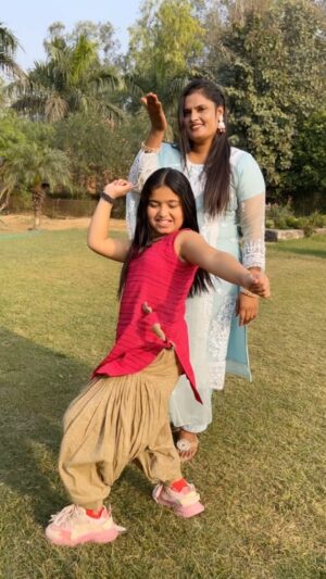 Saniya Ahmed Instagram - Macha Dhani @farmaninaazofficial #instagram #reelsinstagram #reels #viral #video #trending #acting #dance
