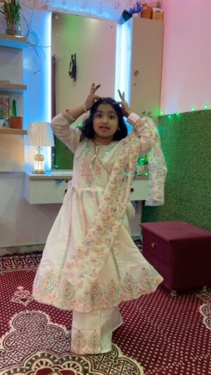 Saniya Ahmed Instagram - Main Hoon Raja š«
tu Banja meri Rani šø #instagram #reelsinstagram #reels #viral #video #trending #dance