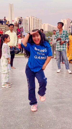 Saniya Ahmed Instagram - Aaja tu laga Do Phool Teri Balo mein #instagram #reelsinstagram #reels #viral #video #trending #acting #dance