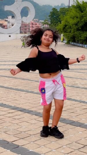 Saniya Ahmed Instagram - To Suru kara #instagram #reelsinstagram #reels #viral #video #trending #acting #dance