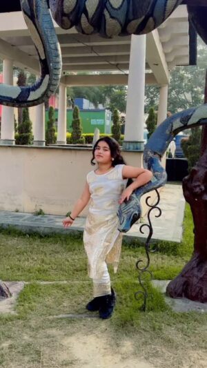 Saniya Ahmed Instagram - Lambi Ho Teri Umar #reels #instagram #reelsinstagram #reels #viral #video #trending #acting #dance ļø