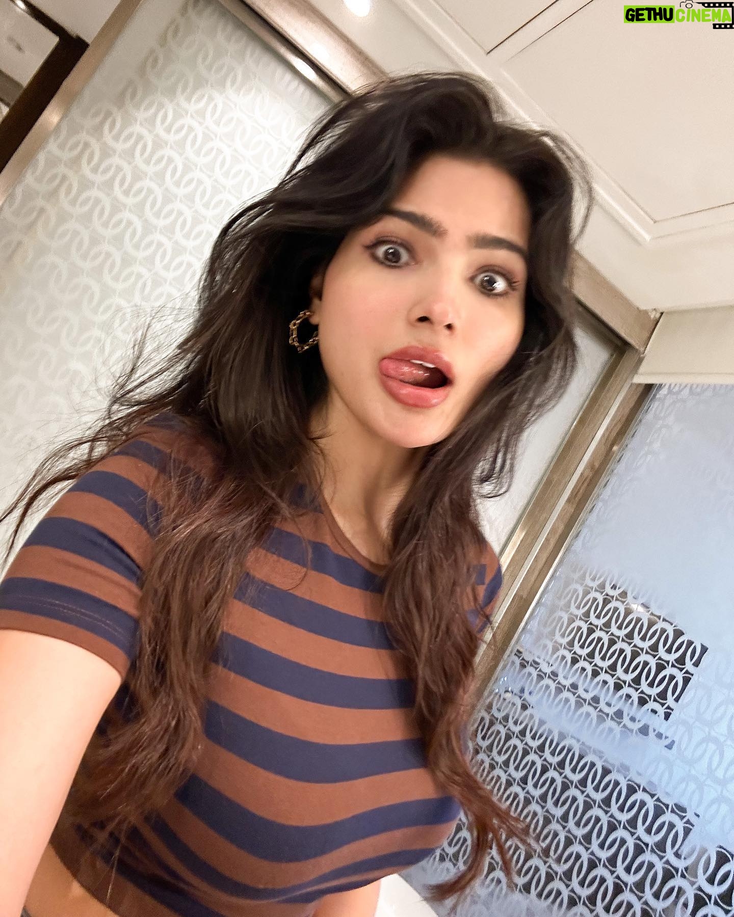 Sanjna Singh - 18.3K Likes - When no one is watching… 🤳 💋