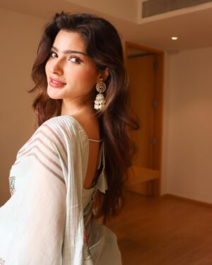 Sanjna Singh Instagram - My love for #saree ❤️