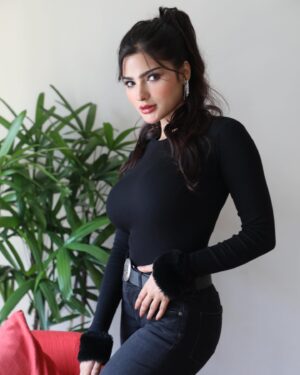 Sanjna Singh Instagram - 😎
.
Earring @starlajewellery