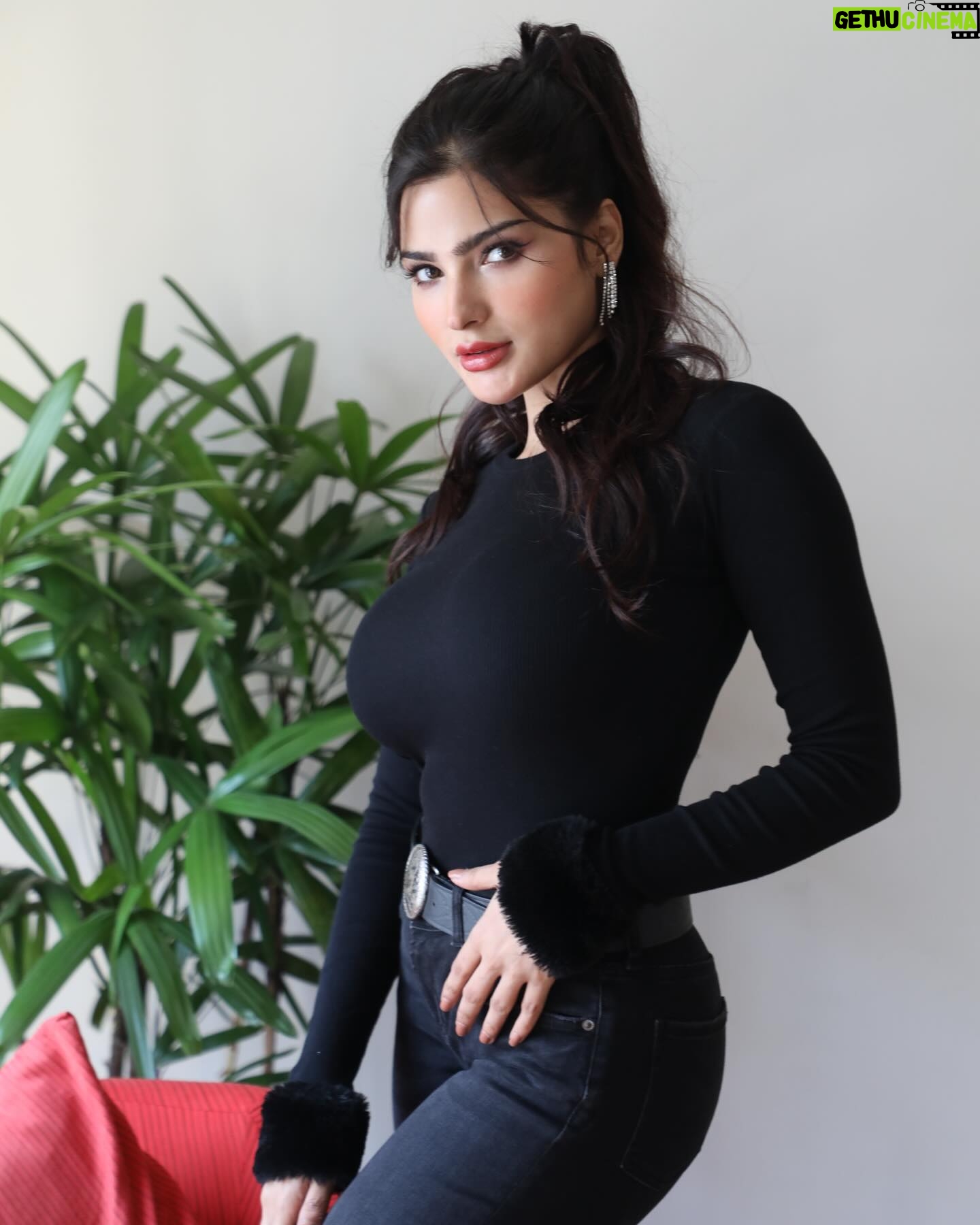Sanjna Singh - 10.1K Likes - 😎
.
Earring @starlajewellery