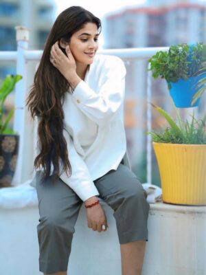 Sapna Gill Instagram - Just smile, and there’s nothing you can’t overcome.🙂😀
.
.
.
.
.
.
.
.
.
#sapnagill #sapnagillfam #sapnamasoom