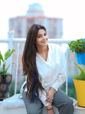 Sapna Gill Instagram - Just smile, and there’s nothing you can’t overcome.🙂😀
.
.
.
.
.
.
.
.
.
#sapnagill #sapnagillfam #sapnamasoom