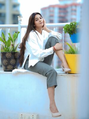 Sapna Gill Instagram - Just smile, and there’s nothing you can’t overcome.🙂😀
.
.
.
.
.
.
.
.
.
#sapnagill #sapnagillfam #sapnamasoom
