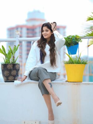 Sapna Gill Instagram - Just smile, and there’s nothing you can’t overcome.🙂😀
.
.
.
.
.
.
.
.
.
#sapnagill #sapnagillfam #sapnamasoom