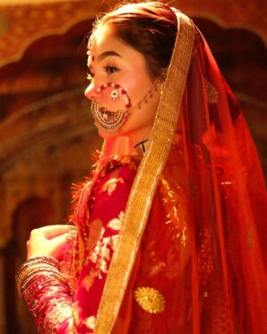 Sapna Nar Bahadur Instagram - In every nath, every braid, lies the soul of the hills~the Uttarakhand bride” 

#inayat_16 #team4saiz #bridallook6