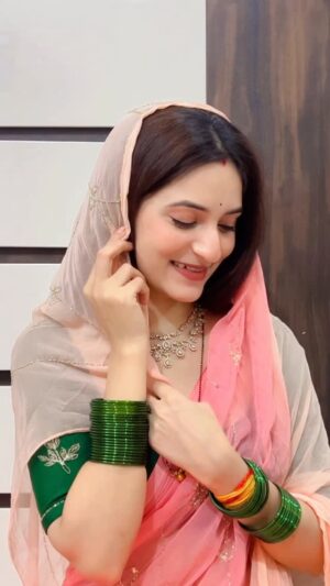 Sapna Parihar Instagram - Sahi pkde hai 😇
Saree from- @royal_sarees_._
#reelitfeelit
#reelinstagram
#trending
#funny
#funnyvideos