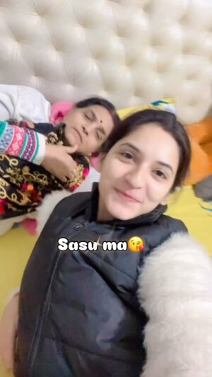 Sapna Parihar Instagram - Meri chand 🌙 meri sathi 👩❤️💋👩♥️🧿
#reelsinstagram
#foryou
#explore
#sasumaa
#trendingnow
@_sapnaparihar_