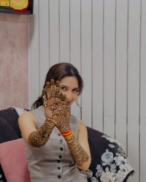 Sapna Parihar Instagram - Aap logo ki mehndi lgi teej ki ? 😍
Mehndi by - @shivani_saraf_02
@_sapnaparihar_
#teej