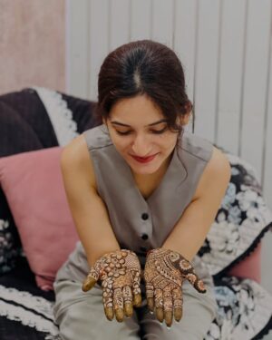 Sapna Parihar Instagram - Aap logo ki mehndi lgi teej ki ? 😍
Mehndi by - @shivani_saraf_02
@_sapnaparihar_
#teej