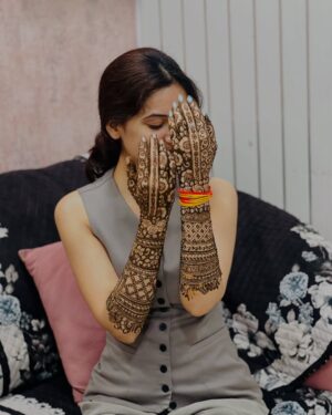 Sapna Parihar Instagram - Aap logo ki mehndi lgi teej ki ? 😍
Mehndi by - @shivani_saraf_02
@_sapnaparihar_
#teej